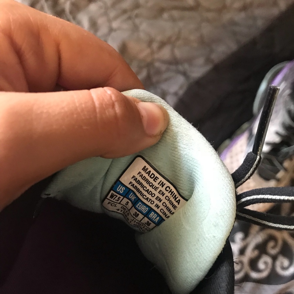 Sneakers - Picture 3 of 5
